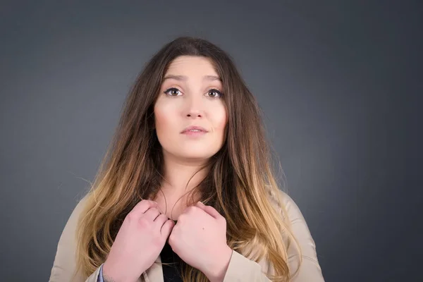 Rêve Charmante Jeune Femme Avec Une Expression Agréable Garde Les — Photo