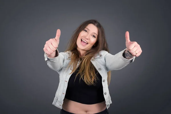 Retrato Una Joven Mujer Exitosa Dando Dos Pulgares Hacia Arriba —  Fotos de Stock