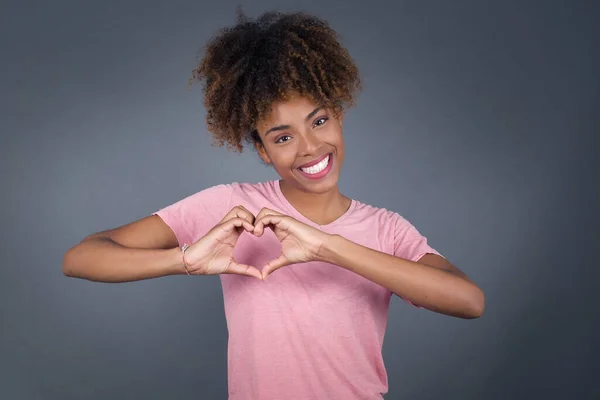 Mooie Afro Amerikaanse Vrouw Geïsoleerde Achtergrond Lachend Liefde Met Hartsymbool — Stockfoto