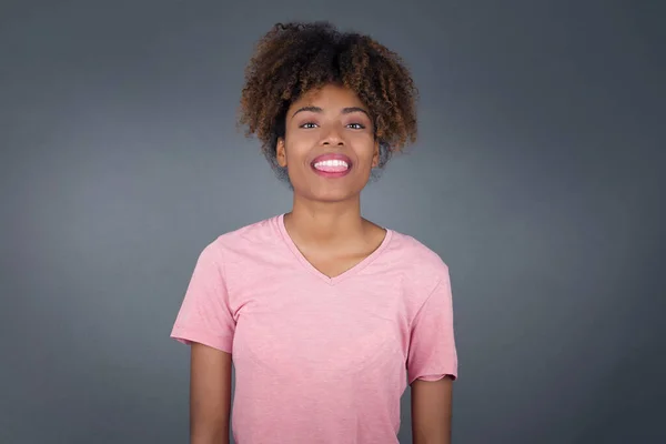 Hermosa Joven Afroamericana Mujer Con Cara Feliz Divertida Sonriendo Mostrando —  Fotos de Stock