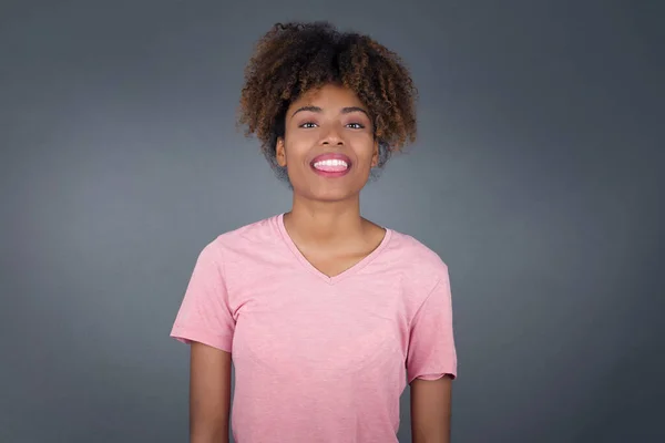 Bella Giovane Donna Afroamericana Con Viso Felice Divertente Sorridente Mostrando — Foto Stock