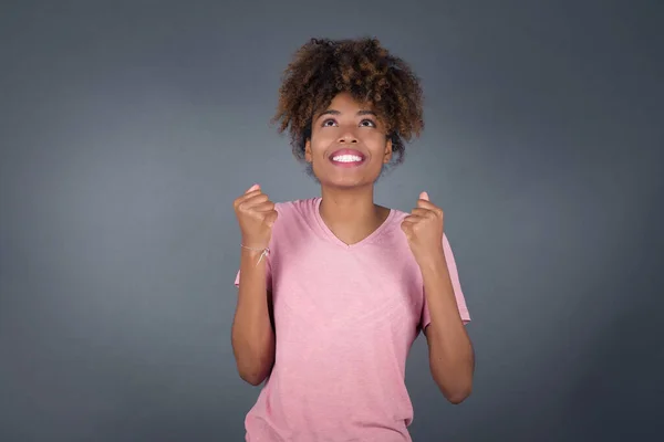 Opgewonden Jonge Afro Amerikaanse Vrouw Winnaar Verhogen Van Zijn Vuisten — Stockfoto