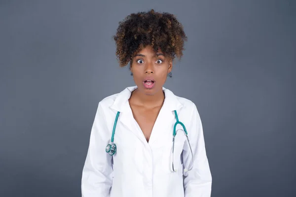 Atractiva Mujer Afroamericana Doctora Que Tiene Mirada Aturdida Conmocionada Con —  Fotos de Stock