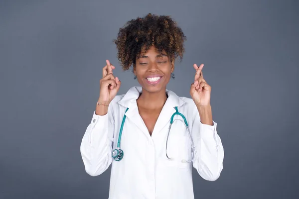 Joven Médico Alegre Mujer Afroamericana Médico Levanta Los Dedos Cruzados — Foto de Stock