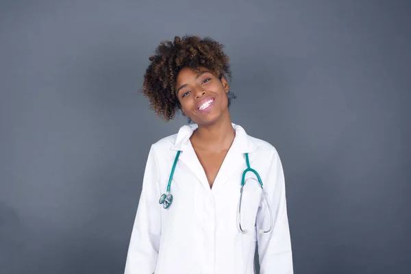 Hermosa Mujer Afroamericana Médico Con Amplia Sonrisa Muestra Dientes Blancos — Foto de Stock