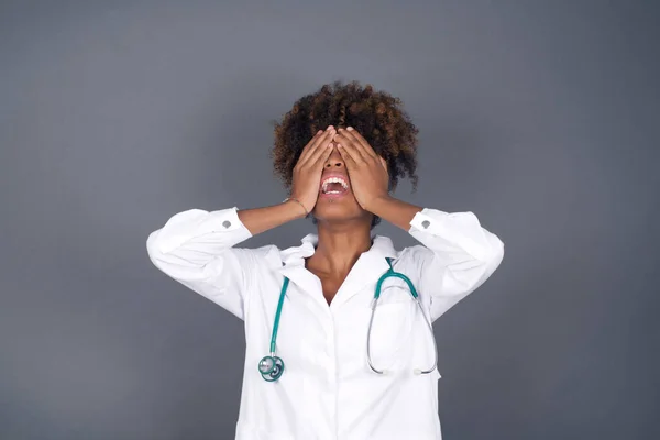 Schockierte Panik Afrikanisch Amerikanische Ärztin Hält Hände Vor Augen Und — Stockfoto
