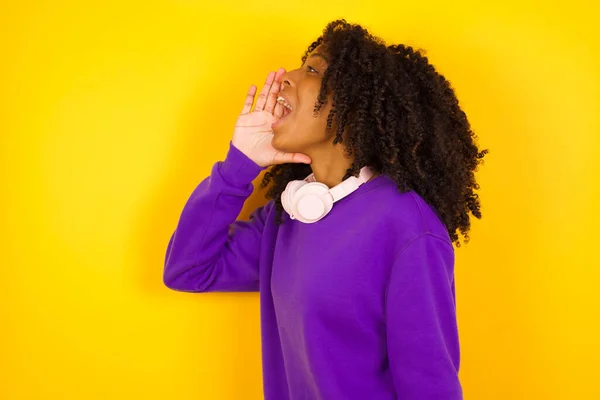 アフリカ系アメリカ人女性は黄色の背景で左側に叫ぶ 感情やジェスチャーの概念 — ストック写真
