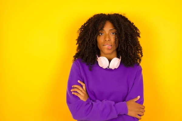 Afro Americana Fêmea Morder Lábio Fundo Amarelo Conceito Emoções Gestos — Fotografia de Stock