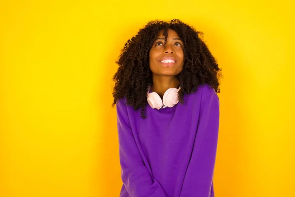Mujer Afroamericana Tiene Sonrisa Ensueño Sobre Fondo Amarillo Concepto Emociones —  Fotos de Stock