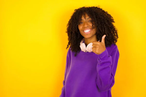 Afro Amerikaanse Vrouw Toont Duimen Omhoog Gele Achtergrond Emoties Gebaren — Stockfoto