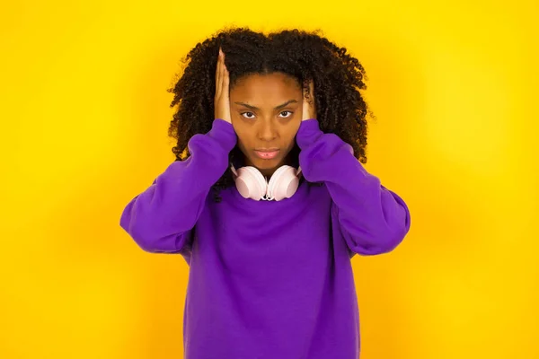 Afro Americana Mãos Aos Ouvidos Fundo Amarelo Conceito Emoções Gestos — Fotografia de Stock