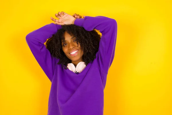 Mujer Afroamericana Sonríe Con Las Manos Levantadas Sobre Fondo Amarillo —  Fotos de Stock