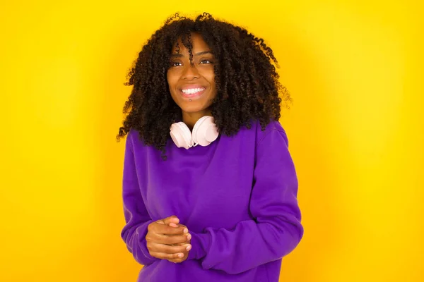 Mujer Afroamericana Sonríe Emocionada Sobre Fondo Amarillo Concepto Emociones Gestos —  Fotos de Stock