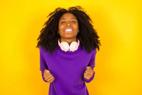 Mulher Afro Americana Com Sorriso Muito Feliz Fundo Amarelo Conceito — Fotografia de Stock