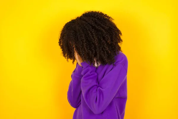 Afroamerykanka Zakrywa Twarz Obiema Rękami Żółtym Tle Koncepcja Emocji Gestów — Zdjęcie stockowe