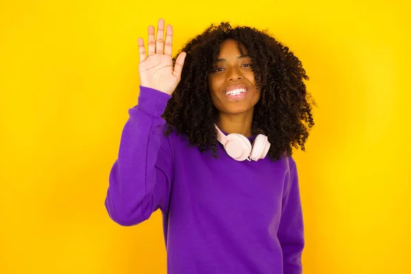 アフリカ系アメリカ人女性は黄色の背景で手を上げた 感情やジェスチャーの概念 — ストック写真