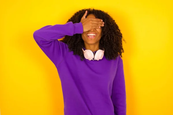 Afro Americana Feminina Fica Com Mão Cobrindo Seus Olhos Sorrir — Fotografia de Stock