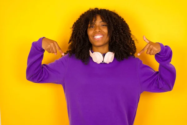 Mujer Afroamericana Con Sonrisa Feliz Apuntándose Misma Sobre Fondo Amarillo —  Fotos de Stock