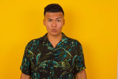 İğrenme, isteksizlik, hoşnutsuzluk ve umursamazlık ifade eden, düşünceli, somurtkan bakışlı İspanyol bir adam. Hoş görünümlü İspanyol bir adam. Sinirli ve iğrenç bir şey.