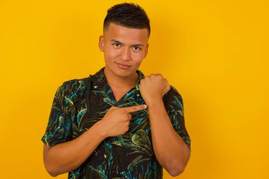 Güzel, genç İspanyol bir adam tecrit edilmiş bir zeminde. Aceleyle zamanı, sabırsızlığı, son teslim tarihini geciktirdiği için kızgın ve sinirli izlemeyi işaret ediyor.