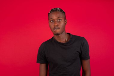 Yakışıklı Afro-Amerikan erkeği gergin ve korkmuş dudaklarını ısıran sabırsız ifadesiyle kameraya bakan, düşünceli. 