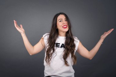 Gri arka planda güzel bir kadın.  