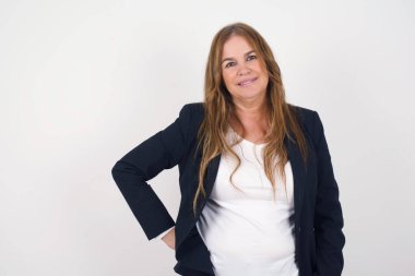  Güzel orta yaşlı kadın duvar arkasında poz veriyor..  