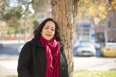 Parktaki orta yaşlı güzel Arap kadın.  