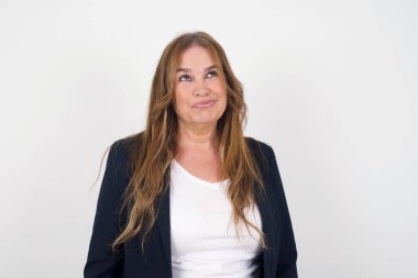 Kasvetli, orta yaşlı bir kadının yüzünün birbirine baktığını, önemli bir şeyi düşünürken üzgün olduğunu, ellerini aşağıda tuttuğunu düşünüyor.