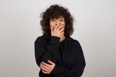 Endişe, eliyle ağzını kapatan genç bir kadının kavramsal görüntüsü. Bir şeyden ya da birinden korktun mu?