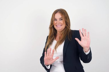 Güzel, orta yaşlı bir kadın, izole edilmiş arka planda korkmuş ve korkudan dehşete düşmüş, ve tiksindirici ifade iki elinle hareket etmeyi kes, orada kal. Panik konsepti