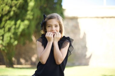 Endişe - siyah elbiseli güzel beyaz bir kızın kavramsal görüntüsüdür. Ağzını elleriyle kaplayan ve dışarıda duran. Bir şeyden ya da birinin çivi yemesinden korktun mu?.