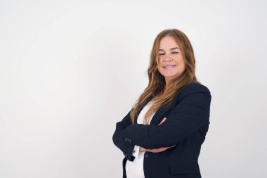 İçerde kolları bağlı duran neşeli, orta yaşlı bir kadın resmi. Kameraya bakıp gülümsüyor.. 