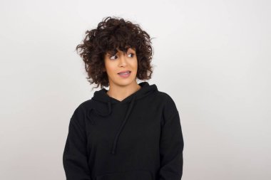 Tüh! Belli bir görünüme sahip kadın portresi dişlerini sıkar ve kafa karıştırıcı bir şekilde yana bakar. Hatasının farkına varır. Reklamınız veya promosyon geçmişiniz için fotokopi alanına karşı poz verir..