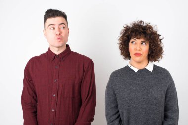  Çift dalgın dalgın bakıyor, üniversiteden sonra ne yapacağını düşünüyor.. 