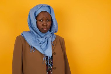 Üzgün, Afrikalı, Amerikalı Müslüman bir kadının güzel yüzü. Gözlerinden yaşlar boşanıyor. Acı çekiyor, depresyon geçiriyor..