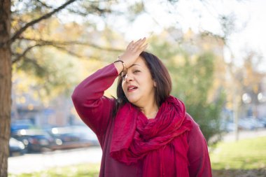 Güzel orta yaşlı Arap kadın parkta bir şey unutmuş.  