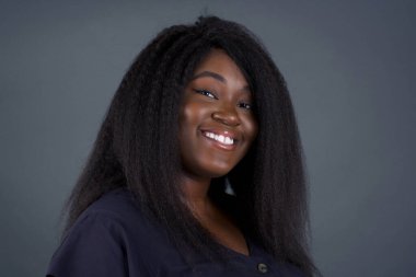 Stüdyoda poz veren güzel Afrikalı Amerikalı kadın. 