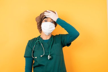 Tüh, ne yaptım ben? Yeşil üniformalı genç, güzel, Müslüman doktor kadın korkmuş ve pişmanlık dolu bir ifadeyle alnından el ele tutuşuyor..