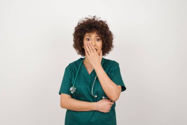 Endişe - güzel bir Arap doktor kadının kavramsal görüntüsüdür. Ağzını kapalı tutan ve içeride duran tıp üniforması giyen bir kadın. Bir şeyden ya da birinden tırnak yemekten korktun mu?