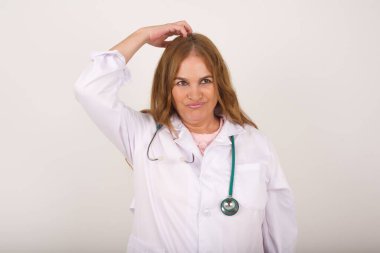 Tüh, ne yaptım ben? Tıbbi üniforma giyen, korkmuş ve pişmanlık dolu bir ifadeyle el ele tutuşan güzel, olgun, beyaz bir doktor kadın.. 