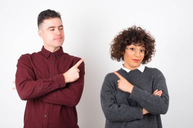  Çift kameraya hileli bir görünüm ve yana hareket ile poz. 