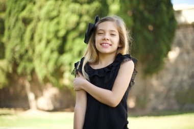 İnsanlar, yaşam tarzı, gençlik ve mutluluk kavramı. Utangaç, güzel bir kız kendini mutlu hissediyor. Sevdiği çocuk onu randevuya davet ettikten sonra..