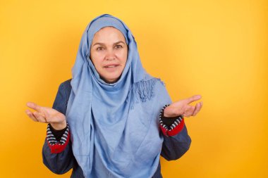 Orta yaşlı tesettürlü güzel müslüman kadın portresi belirsiz görünüyor..