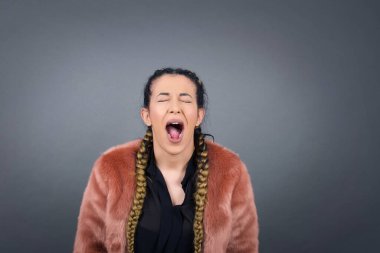 Stresli bir kadın panik içinde çığlık atar, dehşet içinde gözlerini kapatır, ellerini başının üstünde tutar, en iyi arkadaşı hakkında dehşet verici haberler öğrenir, buna inanamazsın..