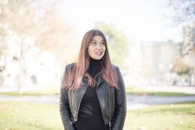 Genç ve güzel bir kadın parka bakıyor.