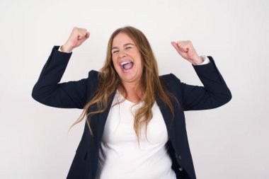  Güzel orta yaşlı kadın duvar arkasında kutlama yapıyor..  