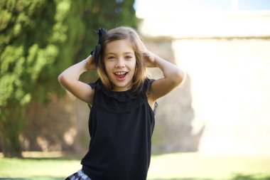 Sevinçten havalara uçmuş siyah elbiseli kız iyi haberler aldıktan sonra bağırıyor, ellerini başının üstünde tutuyor, inanamıyorum..