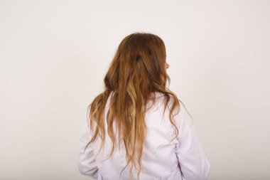 Doktor üniformalı bir kadının arka yüzü..