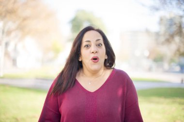 Güzel orta yaşlı bir Arap kadının parkta kafası karışıyor.  